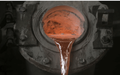 Forno de usina despejando cobre liquido