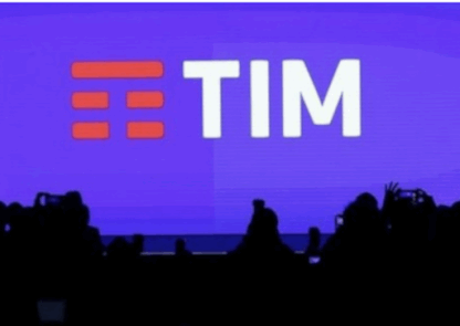 Silhueta de equipamentos diante de apresentação com logotipo TIM