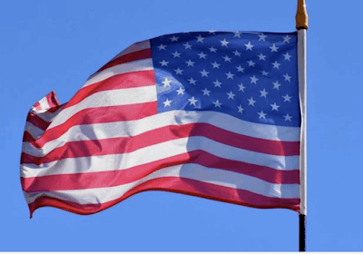 Bandeira Americana ao vento com fundo azul