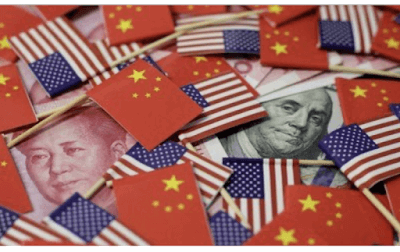 Bandeiras e moedas chinesas e americanas