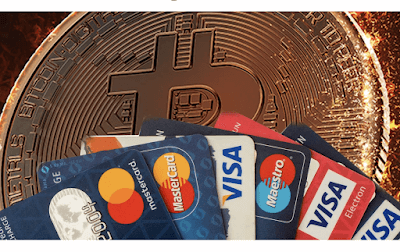 Bitcoin no fundo e cartões em leque à frente