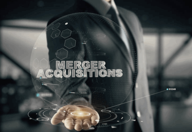Executivo de mão estendida e texto holográfico: Merger Acquisitions