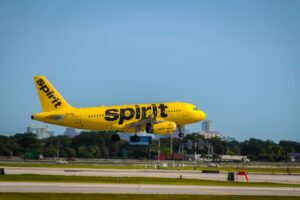 Frontier Airlines compra Spirit Airlines