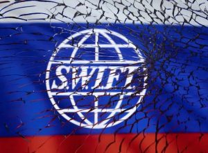 UE exclui 7 bancos russos do sistema Swift