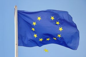 UE quer regular fusões em mídia