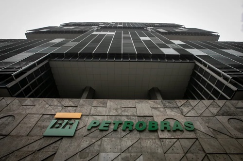Petrobras adia venda de refinaria
